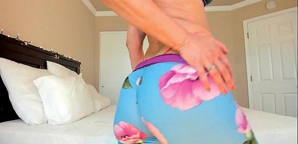  Milf With Big Ass In Yoga Pants
